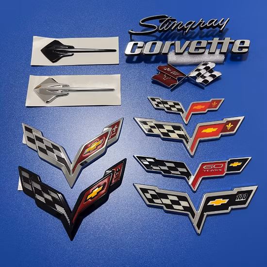 Logo du client en gros d'usine adapté aux emblèmes ABS rouge chromé, insigne adapté aux drapeaux